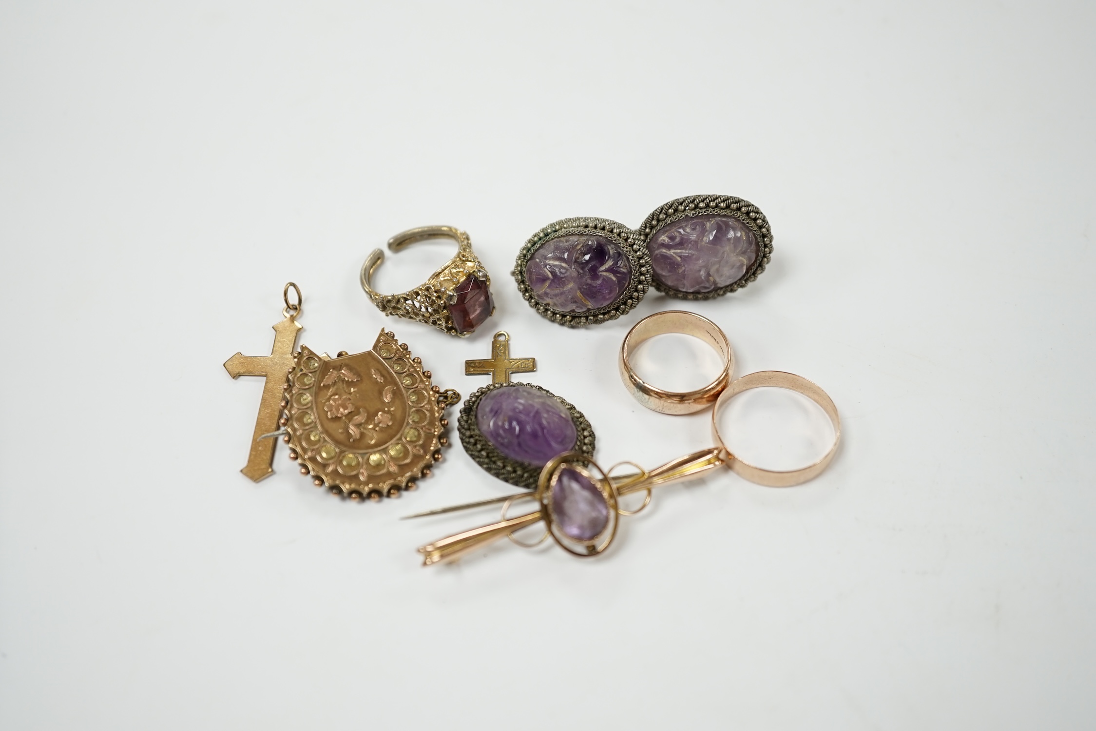 A George V 9ct gold band, a late Victorian 9ct gold horseshoe shaped brooch and a 9ct and amethyst set bar brooch, gross weight 7.7 grams, together with two rings and two cross pendants and an amethyst quartz set suite o